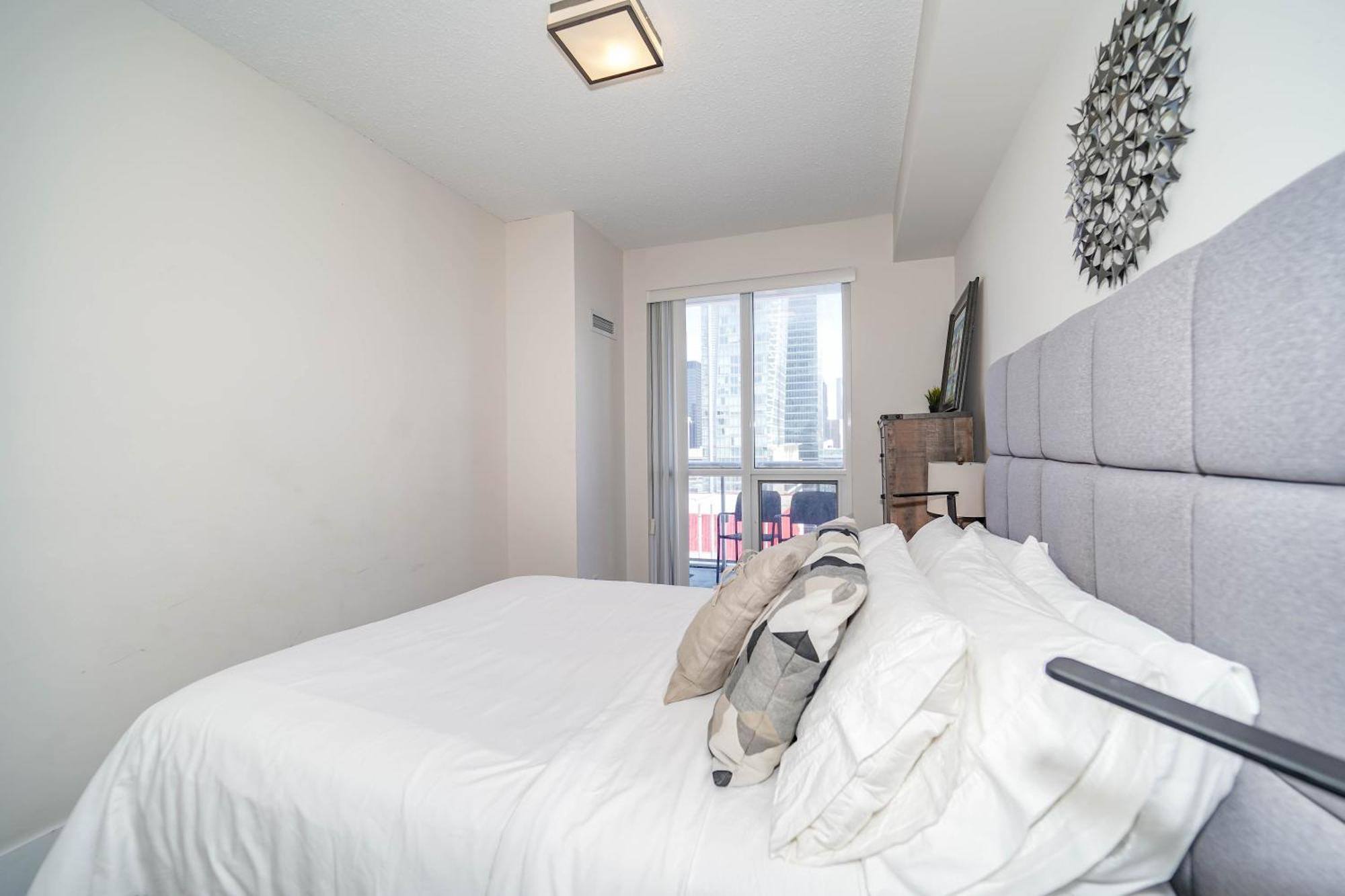 Chol Furnished Suites Heart Of Downtown Toronto, 2 Beds, Free Parking, Cn Tower View Esterno foto
